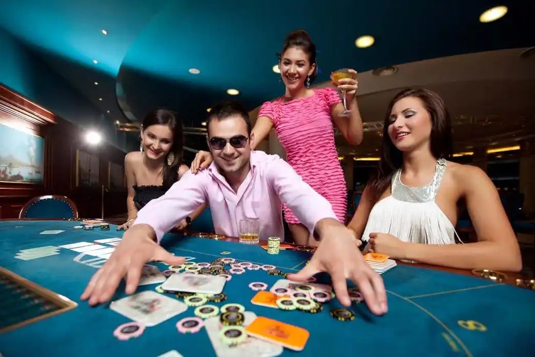 mmr1122 တိုက်ရိုက်ကာစီနို Live Baccarat Dragon Tiger Real Dealer ဂိမ်းစားနေသောပုံ